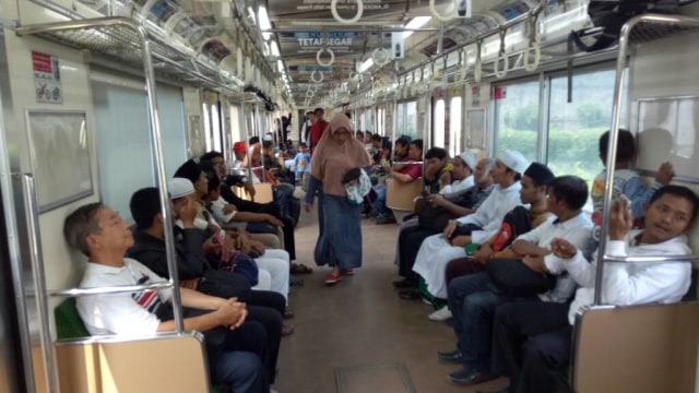 Massa aksi 55 dari Bogor naik KRL ke Jakarta (Foto: Aditia Rizki/kumparan)