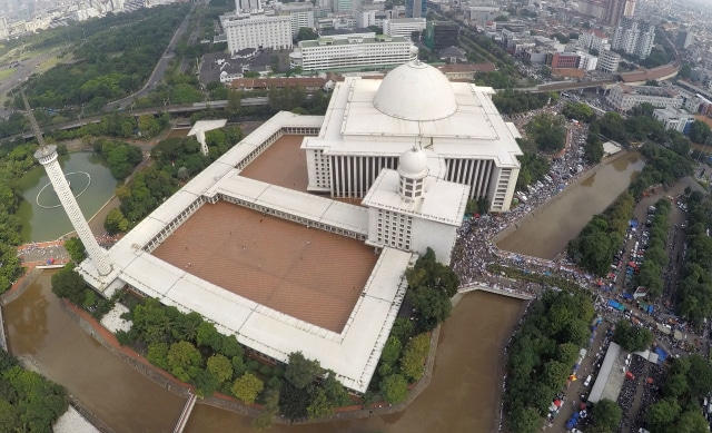 Ribuan umat muslim memadati Masjid Istiqlal. (Foto: Aditia Noviansyah/kumparan)