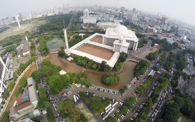 Ribuan umat muslim memadati Masjid Istiqlal. (Foto: Aditia Noviansyah/kumparan)