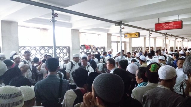 Massa Aksi 55 mengambil wudu untuk salat Jumat (Foto: Aria Pradana/kumparan)