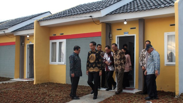 Jokowi meninjau rumah murah. (Foto: Antara/Risky Andrianto)