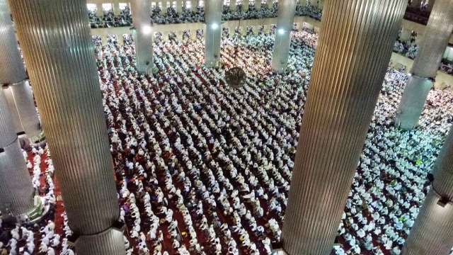 Suasana di dalam Masjid Istiqlal. (Foto: Anggi Dwiky Dermawan/kumparan)