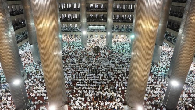 Suasana Salat Jumat di Masjid Istiqlal. (Foto: Aditia Noviansyah/kumparan)
