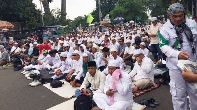 Jemaah Aksi 55 sampai luar Masjid Istiqlal. (Foto: Iqra Ardini/kumparan)