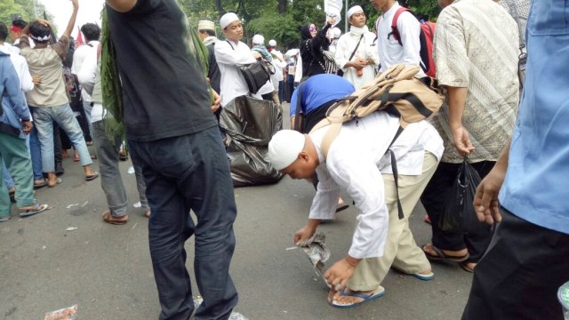 Peserta aksi 55 pungut sampah di jalan (Foto: Jihad Akbar/kumparan)