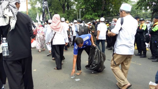 Peserta aksi 55 pungut sampah di jalan (Foto: Jihad Akbar/kumparan)