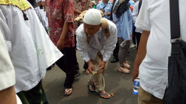 Peserta aksi 55 pungut sampah di jalan (Foto: Jihad Akbar/kumparan)