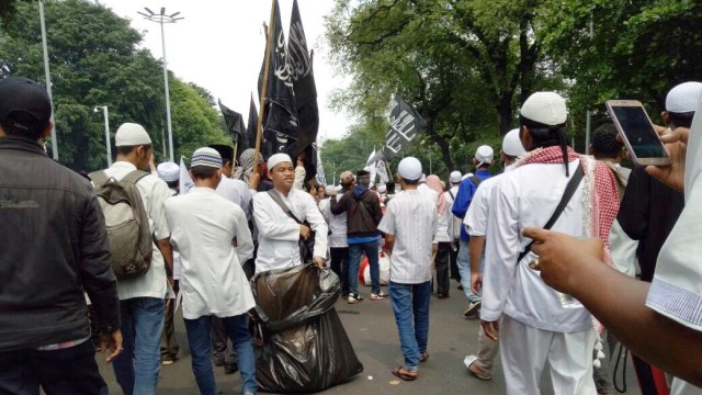 Peserta aksi 55 pungut sampah di jalan (Foto: Jihad Akbar/kumparan)