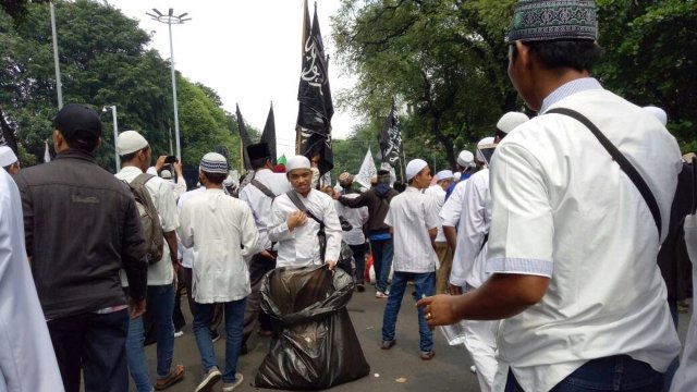 Peserta aksi 55 pungut sampah di jalan (Foto: Jihad Akbar/kumparan)