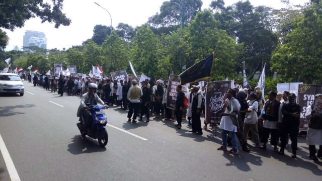 Sejumlah Massa di depan Balai Kota (Foto: Johanes Hutabarat/kumparan)