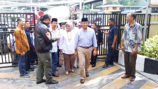 Anies dan istri tiba di KPU. (Foto: Amanaturrosyidah/kumparan)