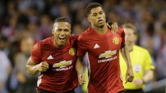 Rashford (kanan) bersama Antonio Valencia. (Foto: Miguel Vidal/Reuters)