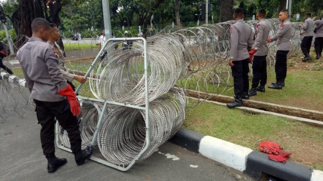 Kabel berduri mulai digulung (Foto: Anggi Dwiky/kumparan)