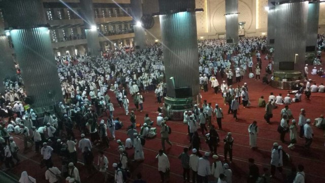 Massa Aksi 55 mulai meninggalkan Masjid Istiqlal (Foto: Aria Pradana/kumparan)