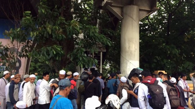 Massa aksi antre menuju JPO stasiun Sudirman. (Foto: Kelik Wahyu/kumparan)