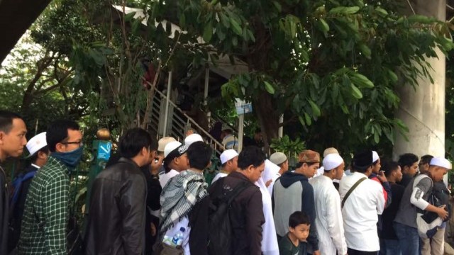 Massa aksi antre menuju JPO stasiun Sudirman. (Foto: Kelik Wahyu/kumparan)