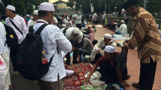 Massa aksi 55 menyambangi penjual batu cicin. (Foto: Kelik Wahyu/kumparan)