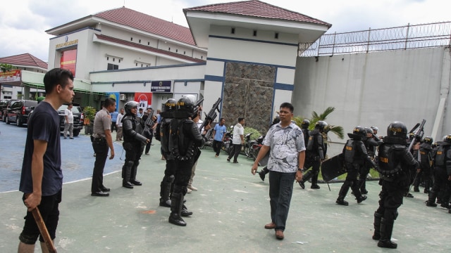 Polisi perketat penjagaan Rutan Pekanbaru. (Foto: Antara/Rony Muharrman)