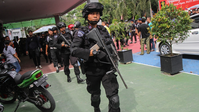 Brimob mencari Napi Pekanbaru yang kabur. (Foto: Antara/Rony Muharrman)