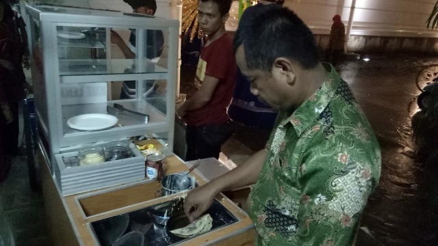 Penjual jajanan di Pidato kebangsaan Anies-Sandi. (Foto: Amanaturrosyidah/kumparan)