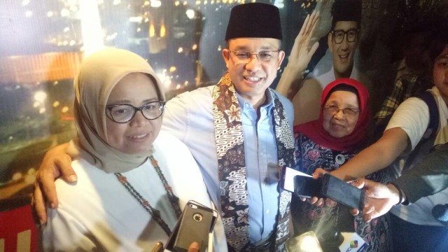 Anies dan istri di syukuran kemenangan Anies-Sandi (Foto: Wandha Nur/kumparan)