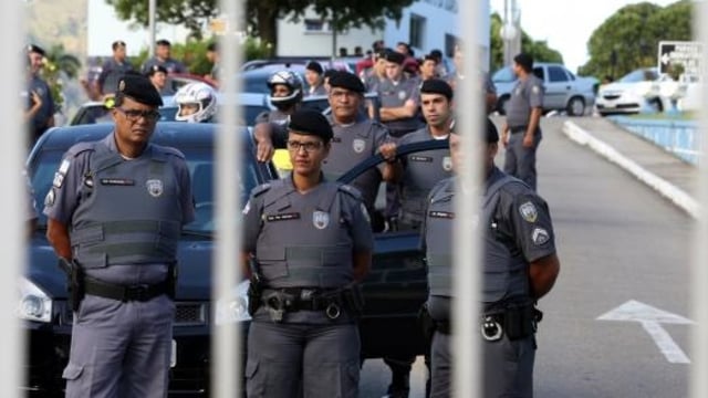 Polisi di negara Brasil (Foto: REUTERS/Paulo Whitaker)