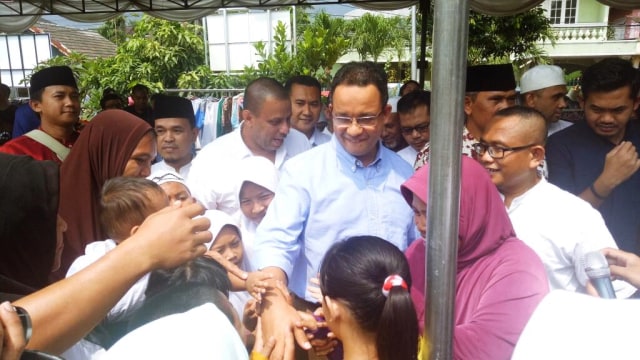 Anies bertemu dengan warga Duren Sawit. (Foto: Akbar Ramadhan/kumparan)