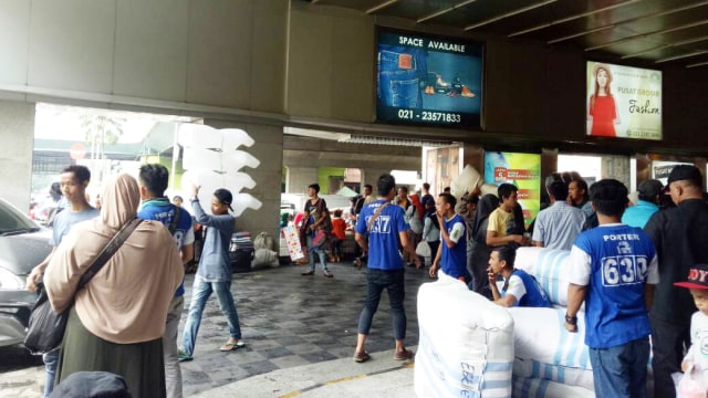 Kuli panggul di Pasar Tanah Abang. (Foto: Nicha Muslimawati/kumparan)