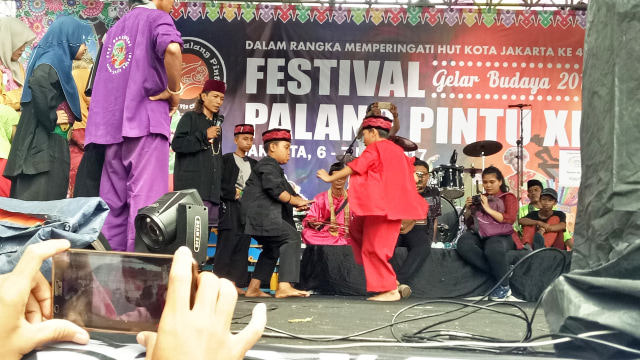 Atraksi Palang Pintu di Festival Palang Pintu. (Foto: Nadia Jovita Riso/kumparan)