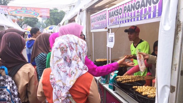 Stand makanan di Festival Palang Pintu (Foto: Kelik Wahyu Nugroho/kumparan)