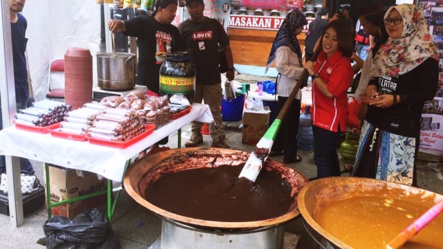 Pembuatan dodol di Festival Palang Pintu (Foto: Kelik Wahyu Nugroho/kumparan)