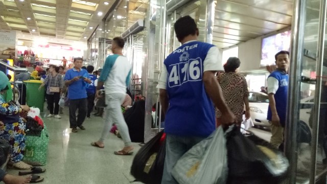 Porter di Pasar Tanah Abang. (Foto: Nicha Muslimawati/kumparan)