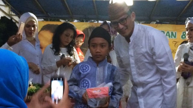 Sandi bersama salah satu yatim piatu (Foto: Kelik Wahyu Nugroho/kumparan)