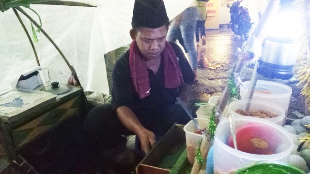 Sukriyadi, pedagang kerak telor. (Foto: Nadia Jovita Riso/kumparan)