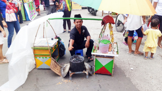 Sukriyadi, pedagang kerak telor. (Foto: Nadia Jovita Riso/kumparan)