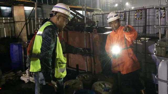 Dirut PT MRT cek lokasi busa limbah. (Foto: Dok. PT MRT Jakarta)