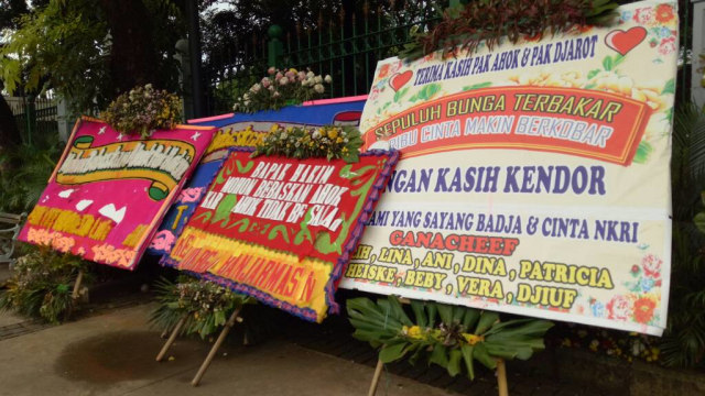 Beberapa bunga yang rusak masih terpajang (Foto: Fahrian Saleh/kumparan)