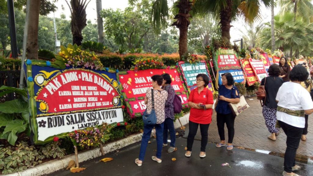 Karangan bunga menjadi destinasi wisata tersendiri (Foto: Fahrian Saleh/kumparan)