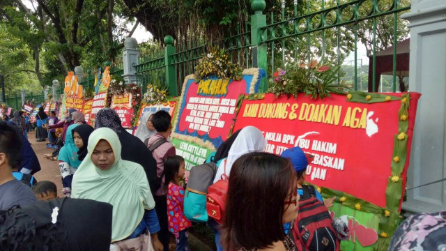 Ramai pengunjung di antara bunga di sekitar Monas (Foto: Fahrian Saleh/kumparan)