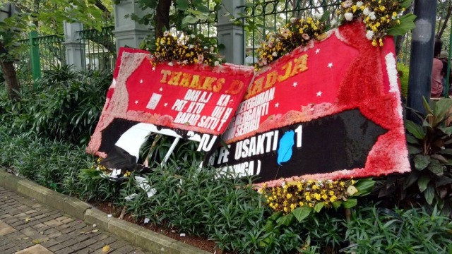 Karangan bunga yang rusak  (Foto: Fahrian Saleh/kumparan)