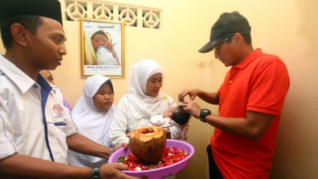 Sandiaga memotong rambut Mikail Shira  (Foto: Amanaturrosyidah/kumparan)