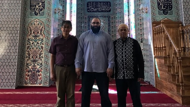 Imam Kostroma (tengah) alumnus S2 UIN Malang (Foto: Dok. KBRI Moskow, Rusia)