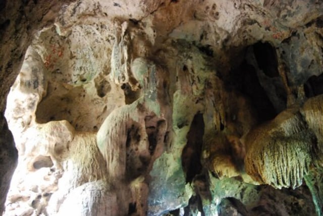 Gua Pawon di Karst Citatah Bandung Barat (Foto: petawisata.com)