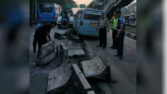 Mikrolet tabrak separator busway. (Foto: Twitter/@TMCPoldaMetro)