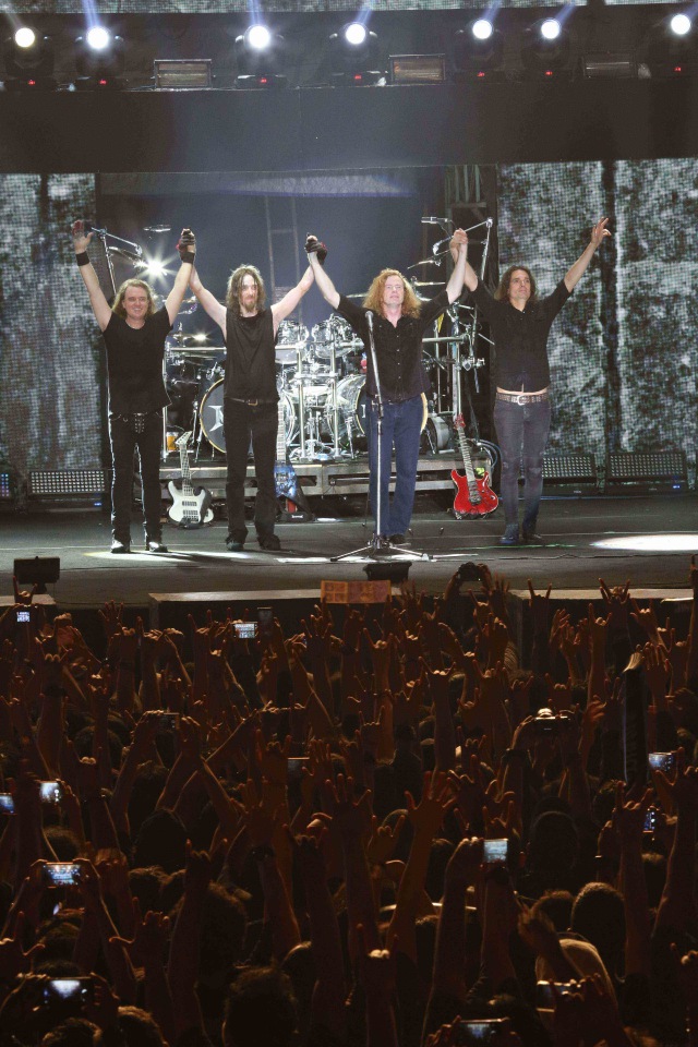 Megadeth memberikan penghormatan ke penonton (Foto: Imogen PR)