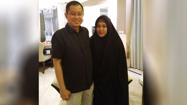 Ignasius Jonan dan adik iparnya Dessy. (Foto: Dok. Hadi Djuraid)