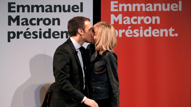 Emmanuel Macron dan sang istri (Foto: Reuters/Gonzalo Fuentes)