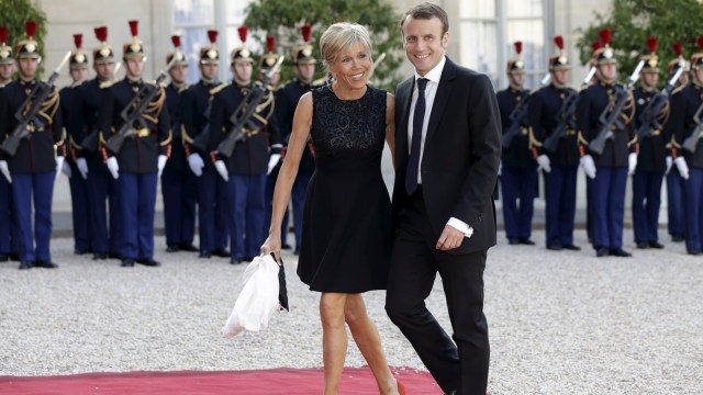 Emmanuel Macron dan sang istri (Foto: Reuters/Philippe Wojazer)