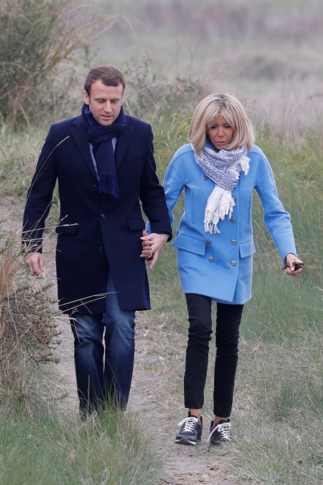 Emmanuel Macron dan sang istri (Foto: Reuters/Philippe Wojazer)