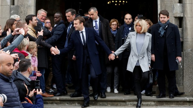 Emmanuel Macron dan sang istri (Foto: Reuters/Benoit Tessier)